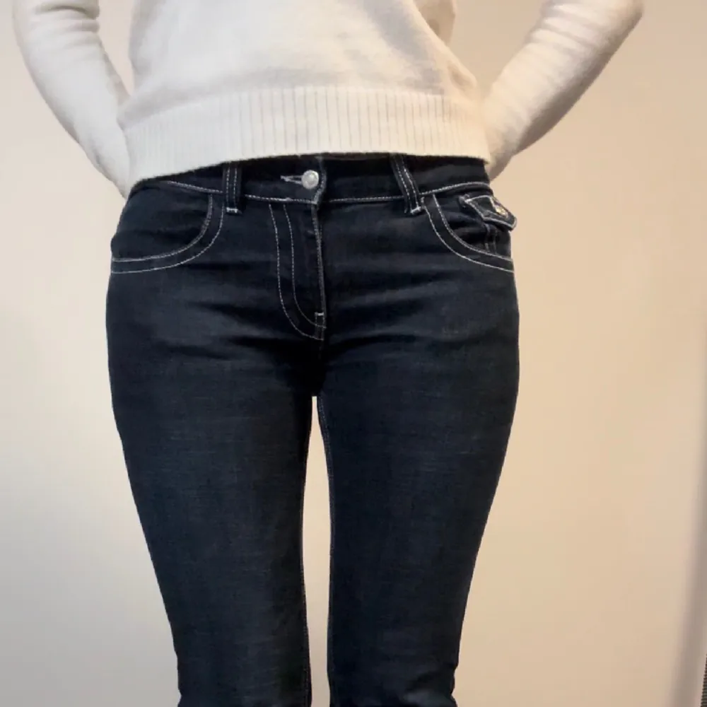 lågmidjade jeans med knapp fickor på rumpan. Jeans & Byxor.