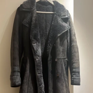 Vintage kappa - Snygg grå kappa köpt i vintage affär, säljer för att den inte kommer till användning längre 😊vid snabb köp kan pris diskuteras🌟skriv för fler bilder