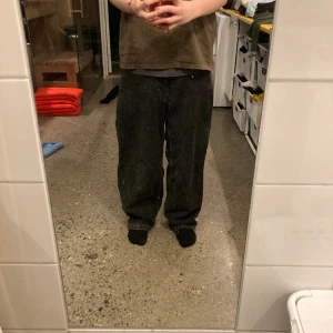 Big Boy Jeans - Ett par svarta bigboy byxor (med den gamla logotypen) från polar skate co i väldigt bra sick det enda slitaget är lite fladde längs ner men förutom de är de i ny sick. 