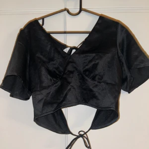 Sommar topp  - Svart topp med tunt material. Använd en gång.  Skön och luftig vid varmt väder.