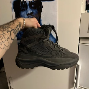 YEEZY BOOTS MAMMA ÄKTA MAINLINE - dom äkta av dom äkta inga andra par kommer ens nära bror.. sjukt varma o feta från typ minns nt 2017 yzy szn 6 köpta på Paul & Friends NK at the time. Ena skosnöret är lite slitet annars som nya. Med box men akta för boxxen är sjukt stor 💯🤯😱