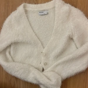 Cropped Kofta Bershka - Vit Cropped Kofta från Bershka, Bra skick, Storlek S, mycket varm och fluffig :)