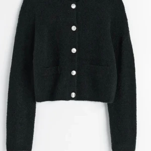 Gina tricot cardigan - Säljer den här koftan då jag inte får andvändning för den. Andvänd fåtal gånger. I storlek L men den är liten i storleken!💓slutsåld på hemsidan, nypris 600kr💓