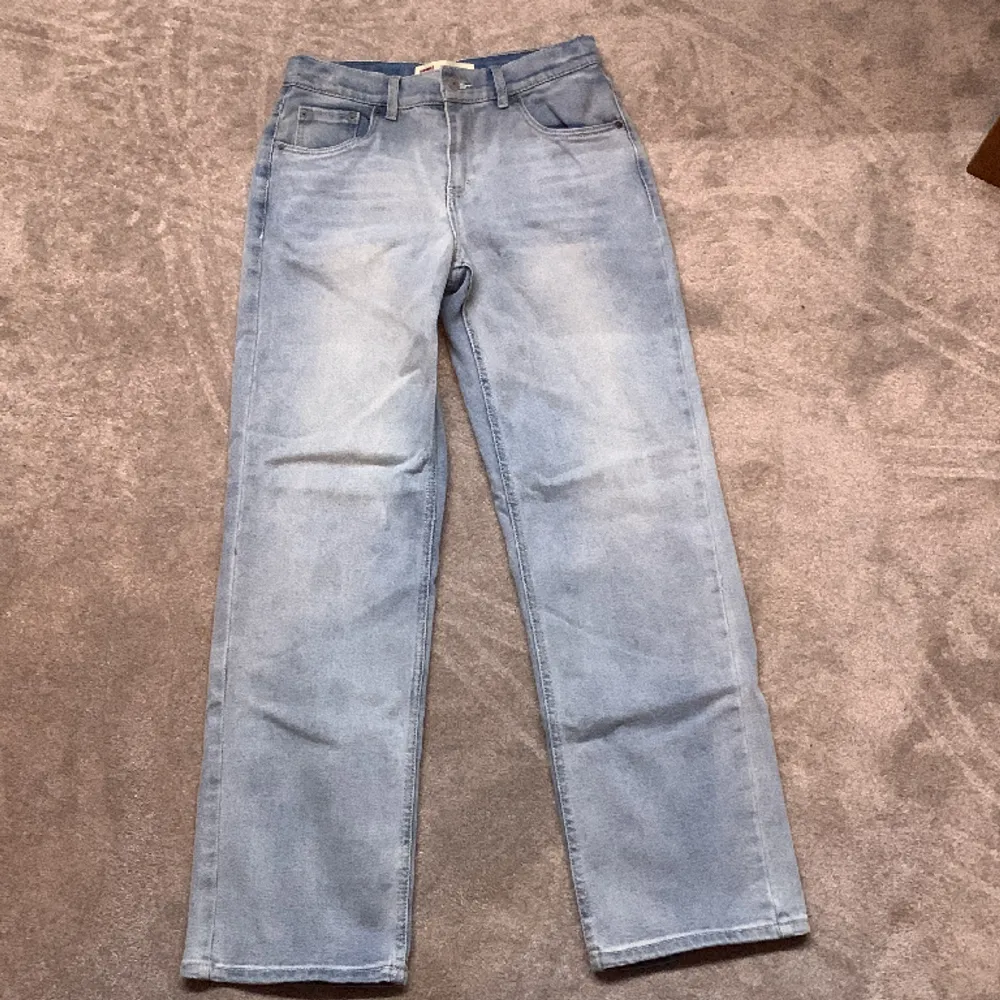 Säljer ett par feta levis jeans. Använda Max 1 gång  Skick 10/10  Storleken passar för S/M  Killen på bilden är 177 Modell: Stay Loose  Ny pris: 1000kr. Jeans & Byxor.