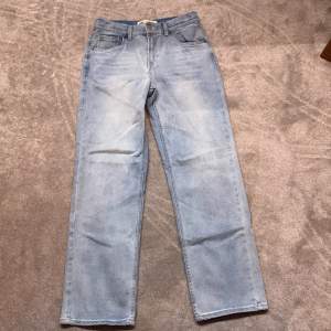 Säljer ett par feta levis jeans. Använda Max 1 gång  Skick 10/10  Storleken passar för S/M  Killen på bilden är 177 Modell: Stay Loose  Ny pris: 1000kr