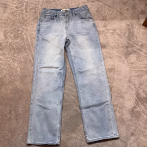 Levis Jeans  - Säljer ett par feta levis jeans. Använda Max 1 gång  Skick 10/10  Storleken passar för S/M  Killen på bilden är 177 Modell: Stay Loose  Ny pris: 1000kr