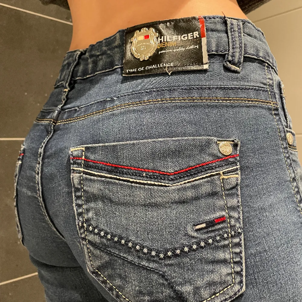 Vi säljer denna superfina lågmidjade jeans från Tommy Hilfiger💕 Färg: Mörk Blå Storlek: S Kondition: Bra använt skick  Kontakta oss för mer information💕 . Jeans & Byxor.