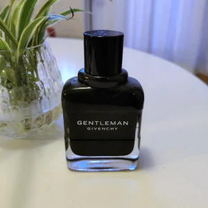Givenchy Gentleman 60ml - Använd en gång, säljs till mycket bra pris då varken kvitto eller låda finns. Nypris ca 700kr