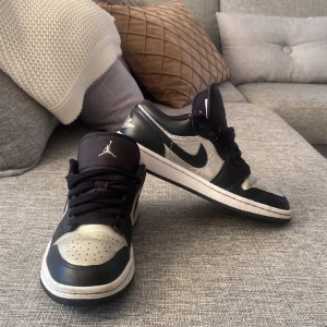 Jordans - Säljer nu mina snygga Jordan 1 som är i ett fint skick.  Skick 8/10 Nypris:2200