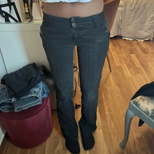 Lågmidjade svarta jeans  - Säljer dessa lågmidjade svarta/mörkgråa bootcut jeans pga att de inte kommer till användning. Jag är 165cm och storleken är 36/S men skulle även säga 34 också ❤️