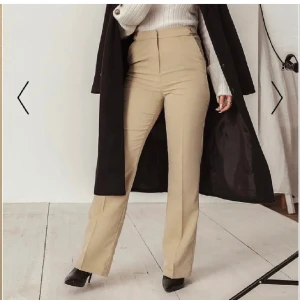 Beigea kostymbyxor - Jag säljer mina beiga kostymbyxor då det inte kommer till användning längre. Byxorna är i strl. S och passar mig som är runt 170 cm. Fint skick! Säljes för 150kr då det är lite noppriga vid innerlåtet men det är inget som syns.   