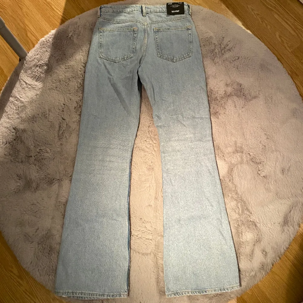 Jättefina jeans i modellen Sway från weekday. Aldrig använda och med lappar kvar. Säljer då de är för små för mig. Modellen säljs inte längre❤️. Jeans & Byxor.