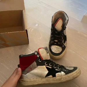 Golden goose skor - Så coola skor! Nypris ca 4500 men säljer så pass billigt med tanke på slitningar💞