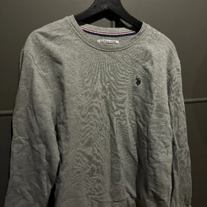 Grå polo us assn. - Grå sweatshirt. Ej använd!
