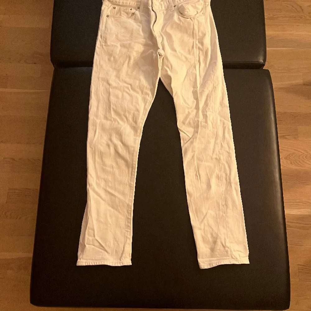 Snygga vita jeans i nyskick från UNIQLO, använda kanske 2 gånger men passade inte helt. Storlek 31/34 waist/length. Men passar som 32/34. Jeans & Byxor.