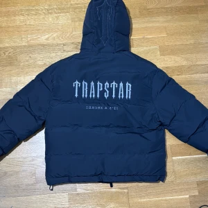 Trapstar Jacka Decoded 2.0 - Helt fräsch, varm och vattentät Trapstar Jacka i bra skick, passar bra till den som gillar baggy/oversized fit  Priset är ej hugget i sten