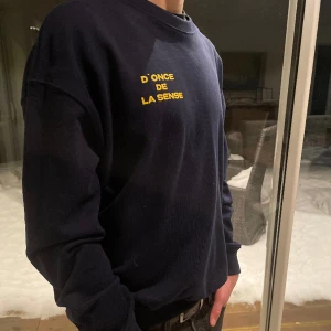 Snygg D’once de la sense hoodie - Säljer min fina hoodie som tyvärr aldrig kom till användning, därför är den helt i nyskick utan några tecken på användning. Strl M, lite stor i storleken. Pris kan diskuteras
