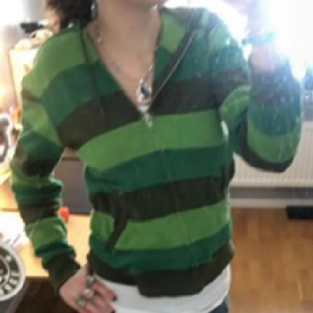 fin grön randig tröja köpt på Plick som inte kommer till användning längre men är i så fint nytt skick!!!. Tröjor & Koftor.