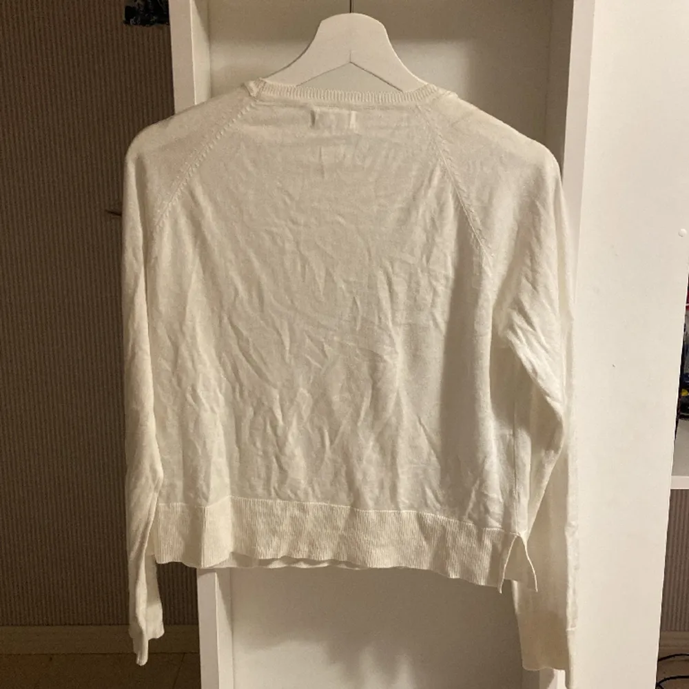 Beige/vit tröja från mango💕lite genomskinlig. Storlek xs . Tröjor & Koftor.