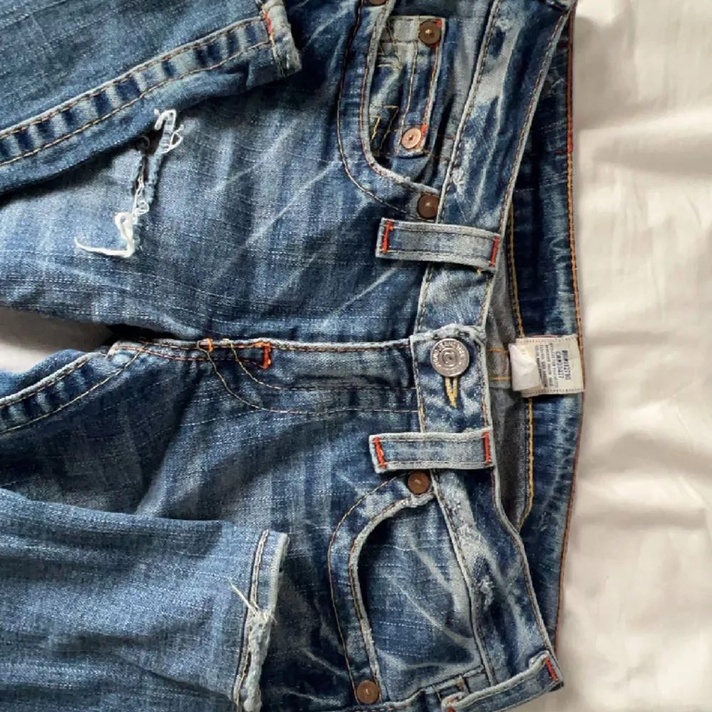 STRAIGHT LEG! Säljer true religion jeans med hål som inte har några direkta defekter förutom ett insytt snöre för att göra de mindre i midjan (se bild 3)❤️De är köpta i Danmark för 1000 och använda fåtal gånger. Kontakta för bilder och frågor🩷🩷. Jeans & Byxor.