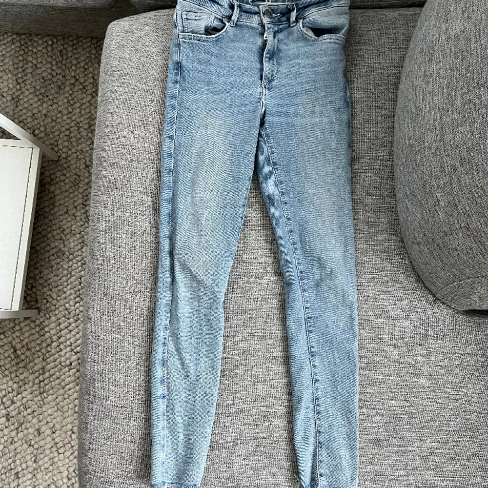 Tighta jeans från bikbok. Väldigt stretchiga.  Storlek S.. Jeans & Byxor.