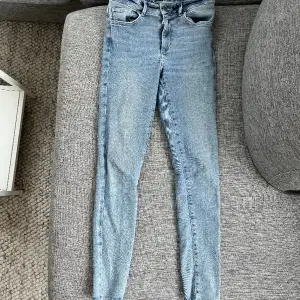 Tighta jeans från bikbok. Väldigt stretchiga.  Storlek S.