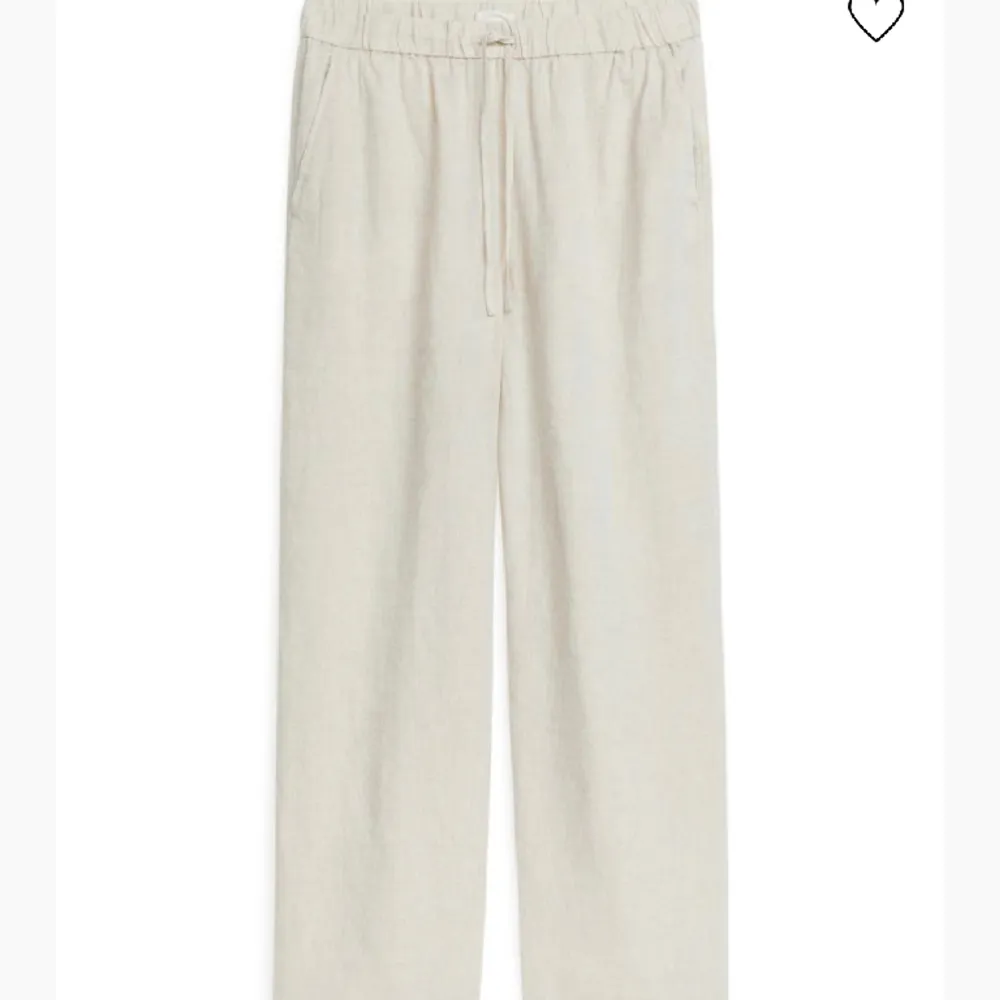 Säljer ett par vita linnesbyxor ifrån H&M i storlek S. Aldrig använda så fint skick!   Köpta för 399kr Nu 100kr . Jeans & Byxor.