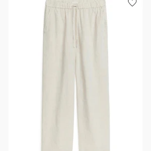 Vida linnesbyxor  - Säljer ett par vita linnesbyxor ifrån H&M i storlek S. Aldrig använda så fint skick!   Köpta för 399kr Nu 100kr 