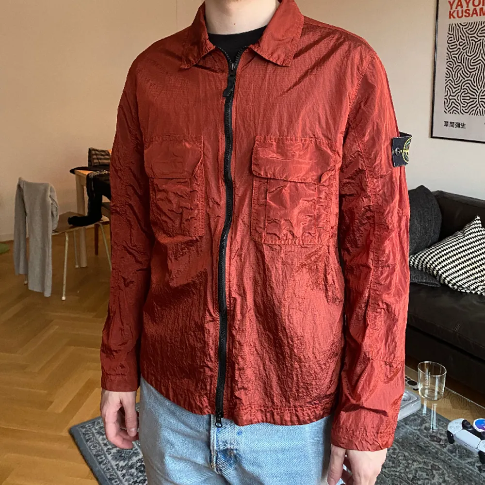 Säljer en äkta och unik nylon Stone Island overshirt som är i nyskick. . Jackor.