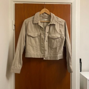 Beige jeansjacka  - Snygg beige croppad jeansjacka, väldigt sparsamt använd 💛