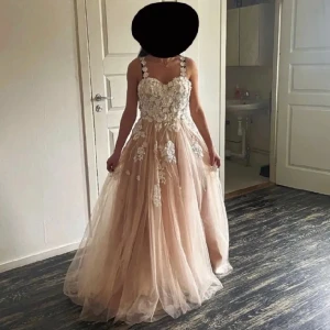 Balklänning  - Jättefin rosa balklänning 😍😍 den är i utmärkt skick. Passar xs/s men även liten m. 