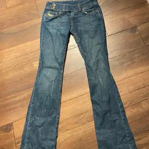 Superfina low bootcut vintage diesel jeans Bra skick men tecken på användning. Storlek 28 enligt lappen, passar storlek XS/S :)) Midja 40 cm  Kan skicka mer mått och bilder   