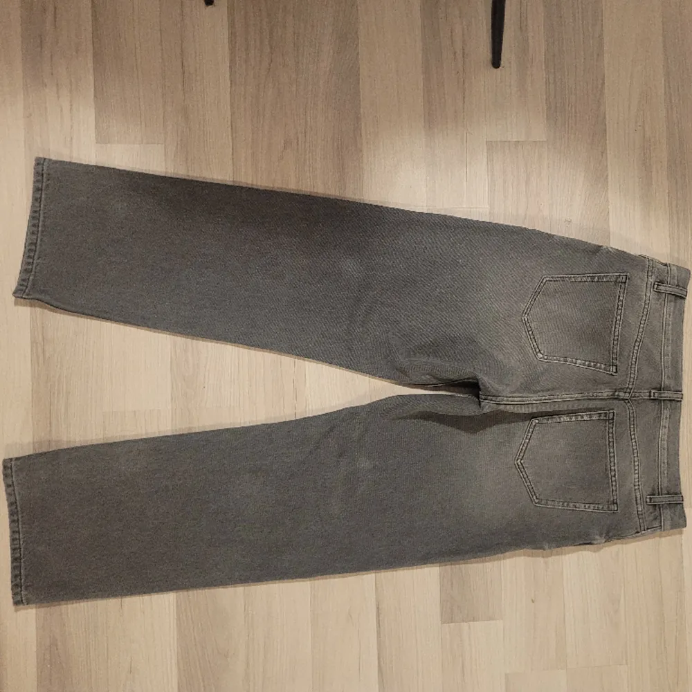 Ett par jätte snygga mörkgrå jeans som jag tyvärr måste sälja då de är för små för mig i midjan! Mitt midjemått är 80cm❤. Jeans & Byxor.