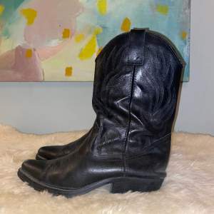 Cowboyboots i strl 39. Behöver sulas om. 