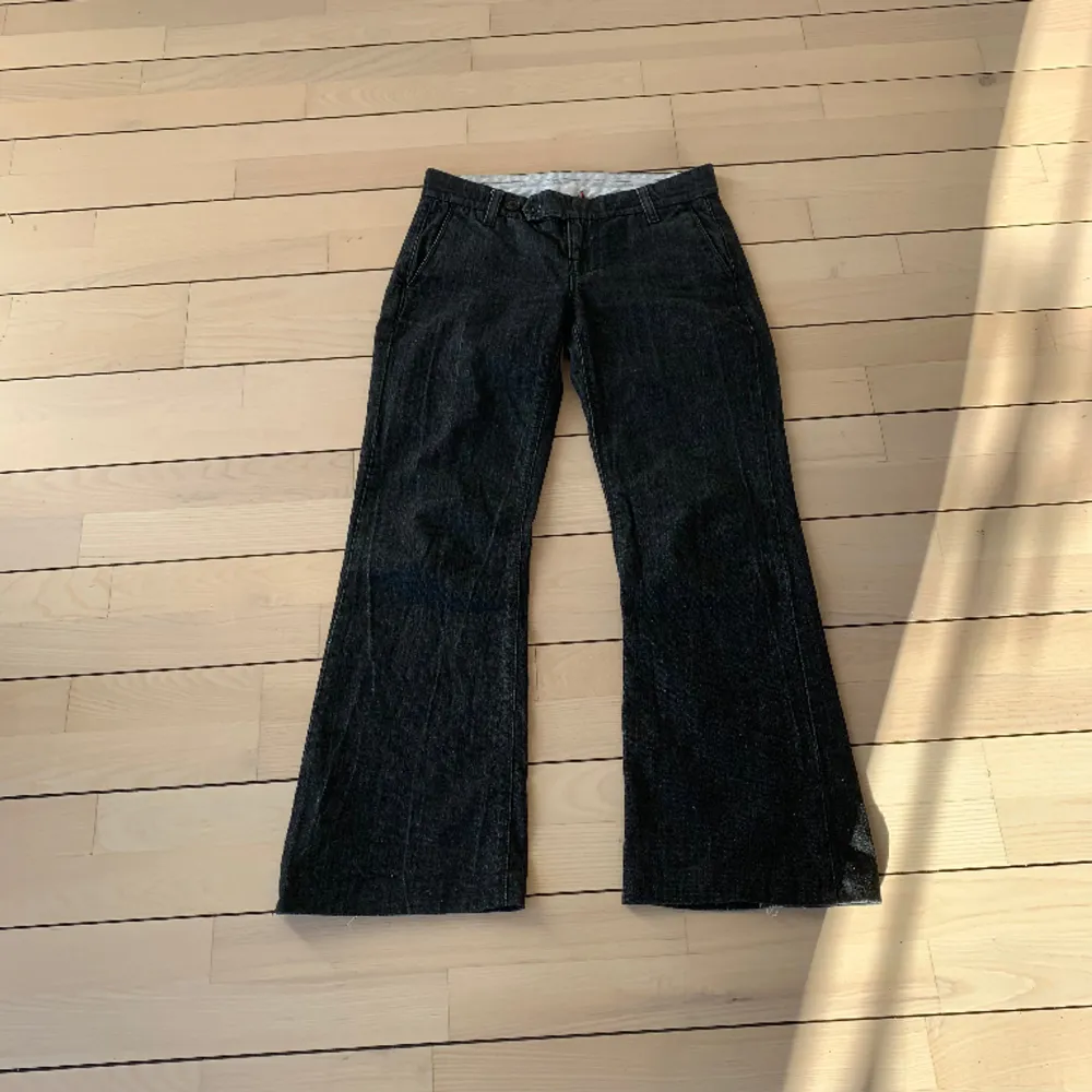 Storlek xs, passar mig som brukar ha xs i kläder och är 160 cm💕. Jeans & Byxor.