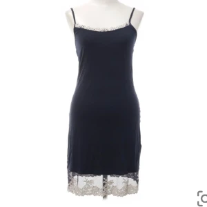 Intimissimi nattlinne - Mörktblått nattlinne med spets från intimissimi. Bra skick, skriv för fler bilder💞💞