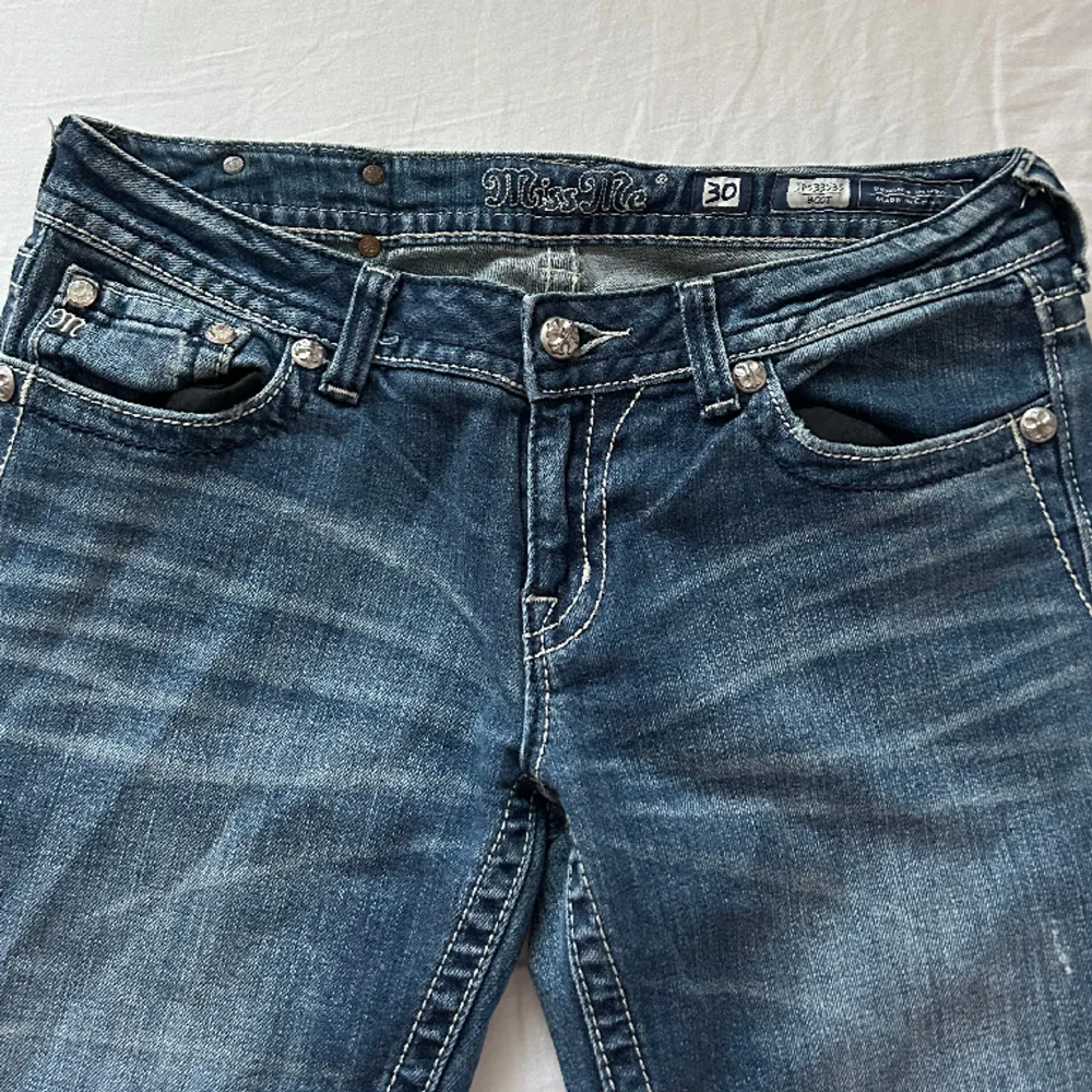 Supersnygga miss me jeans i bra skick🤩 Dem sitter lågmidjat och är utsvängda i benen. Midja: 79 cm , Innerben: 85 cm. Jeans & Byxor.