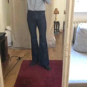 Perfekta flare jeans - Blir inte bättre finns inte bättre, mina lår har dock blivit lite för stora därav säljandet