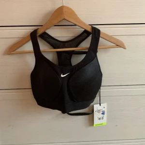 Sport BH Nike - Aldrig använd, lappen kvar. Bra stöd. 