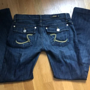 Rock and republic jeans - Jätte snygga utsvängda och lågmidjade rock and republic jeans. Dom har snygga guld detaljer på fickorna och sömarna. Midjemåttet är 40cm och innerbenslängden är 75cm, skriv om ni undrar något💗