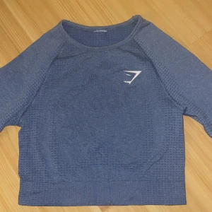 Blå gymshark tröja💙 - En blå gymshark tröja som är lite kortare i modellen💙