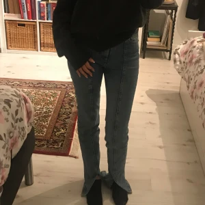 Zara jeans bootcut front  - Jätte snygga jeans som passar perfekt också på mig som har lite smalare midja. Har använt de en ända gång men säljer de för min vän har samma och lät henne behålla de. Men annars älskar de 😍😍😍 med skor så passade de perfekt. Är 160cm. Fråga! Förslag!