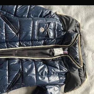 moncler jacka - Säljer min moncler jacka som ja beställde fr vesitaire collective men som tyvärr va helt fel passform p mig. Så fråga inte om bilder på då den ser galen ut på mig👌🥰 inte säker om äkta men tror de, därav priset lågt. Den är vintage. 