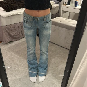 Lågmidjade jeans - Skit snygga och unika jeans 😍  Lågmidjade! Utsvängda! Unika!🤩 Har vikt upp dem på första bilderna då de är lite för långa för mig, på sista bilden är de inte uppvikta, jag är 161 cm❤️ Midjemått: 37 cm (men stretchiga så passar större) Innerbenslängd: 86 cm