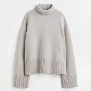 Säljer denna ljusgråa ull o kashmir tröja från H&M premuium kollektion. Använd några gånger men fortfarande bra skick.
