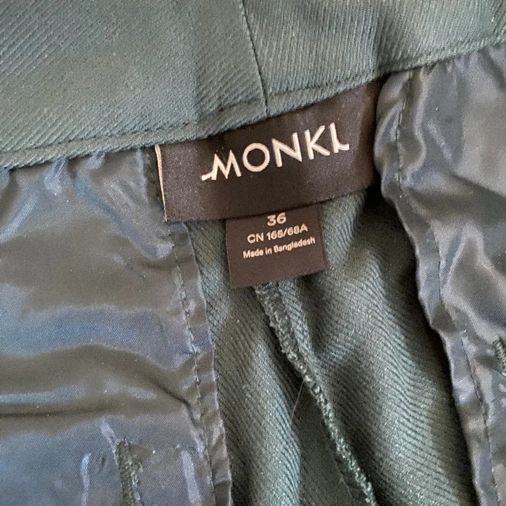 Mörkgröna Monki byxor i bra skick. Använd några få gånger.. Jeans & Byxor.