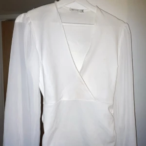 Vit klänning - En av klänningarna jag klickade hem till studenten men inte använde. Från Nelly, strl M.