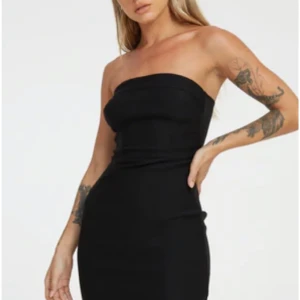 Svart mini klänning! - Helt oanvänd med prislapp kvar, säljer pga för lite för mig! S är även helt slutsåld på motelrocks hemsida!   Orginalpris: 615kr Säljer för 230kr Pris kan diskuteras!  För fler bilder skriv privat🥰