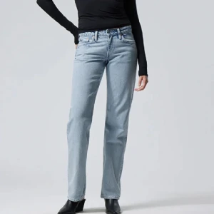 Jeans - Lågmidjade jeans från weekday i modellen arrow low. Köpta för 590kr, inga defekter❤️