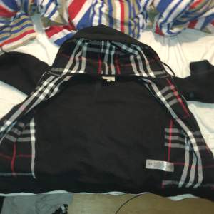 En svart burberry zip hoodie som är en 1.1 kopia som är i bra skick. Storlek medium. Säljer för att jag har växt ur den hör gärna av er om ni undrar något😄